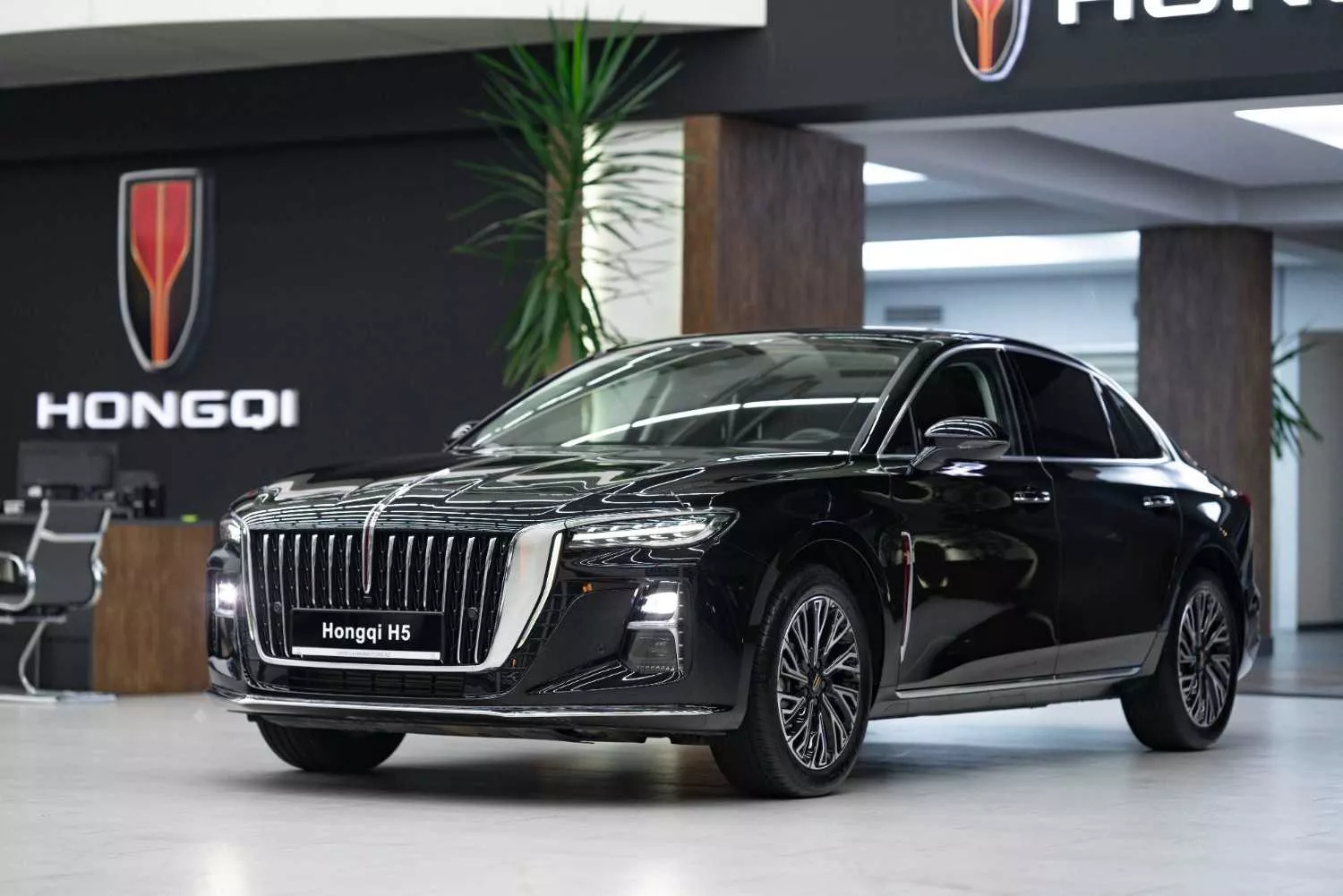 Hongqi H5 - Hybrid - CahanMotors avtosalon