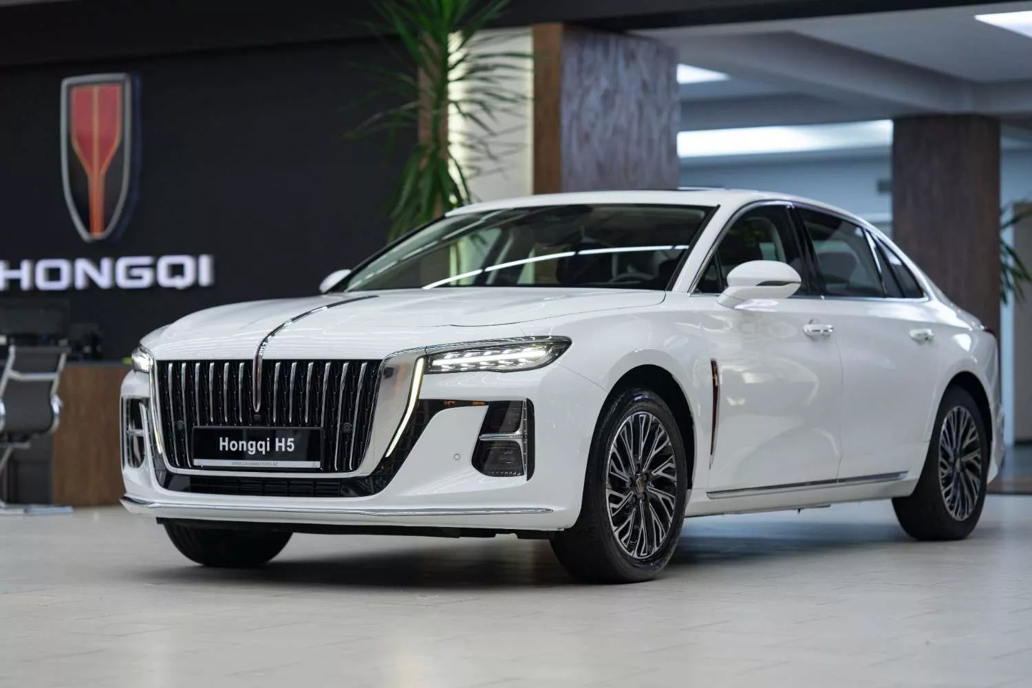 Hongqi H5 - Hybrid - CahanMotors avtosalon